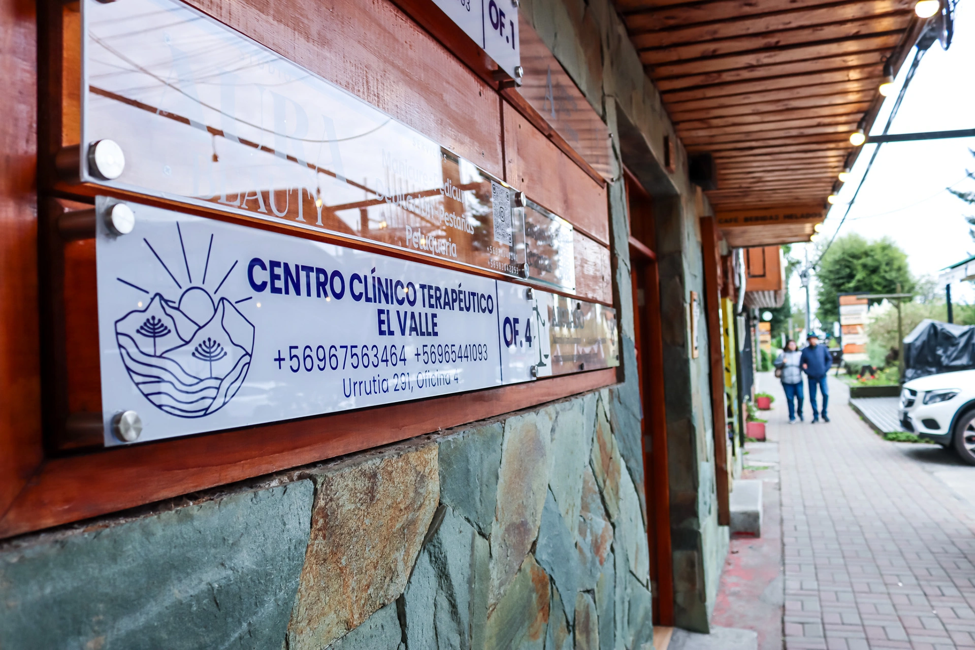 Fachada exterior del centro con letrero principal sobre la vereda