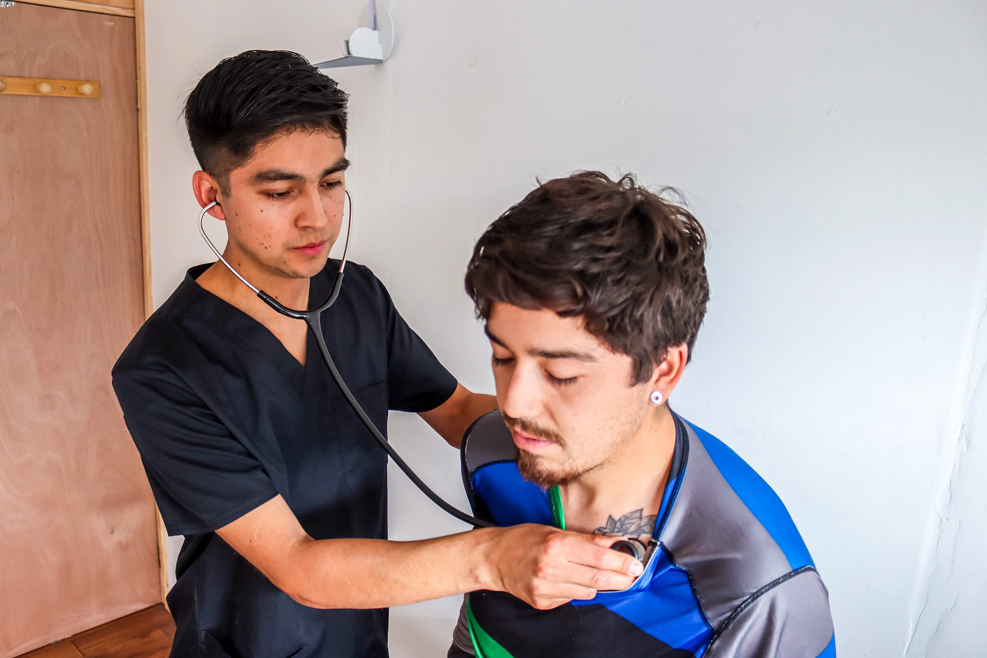 Atención profesional cercana con paciente